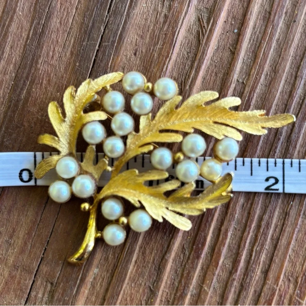✨ Vintage Alan J. Signed Gold Tone Leaves & Faux Pearl Berry Brooch Pin